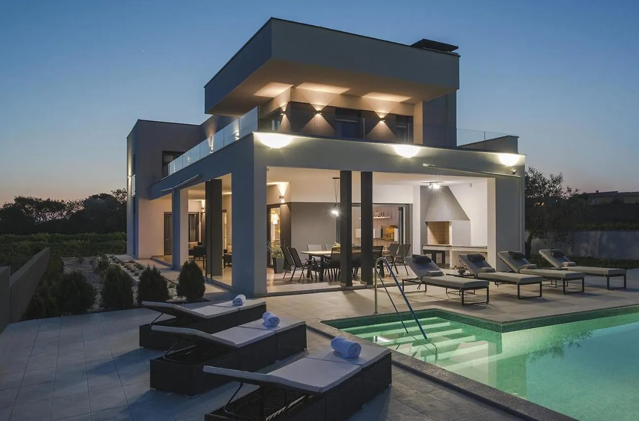 Villa Una In Pula With Heated Pool And Whirlpool 0*,