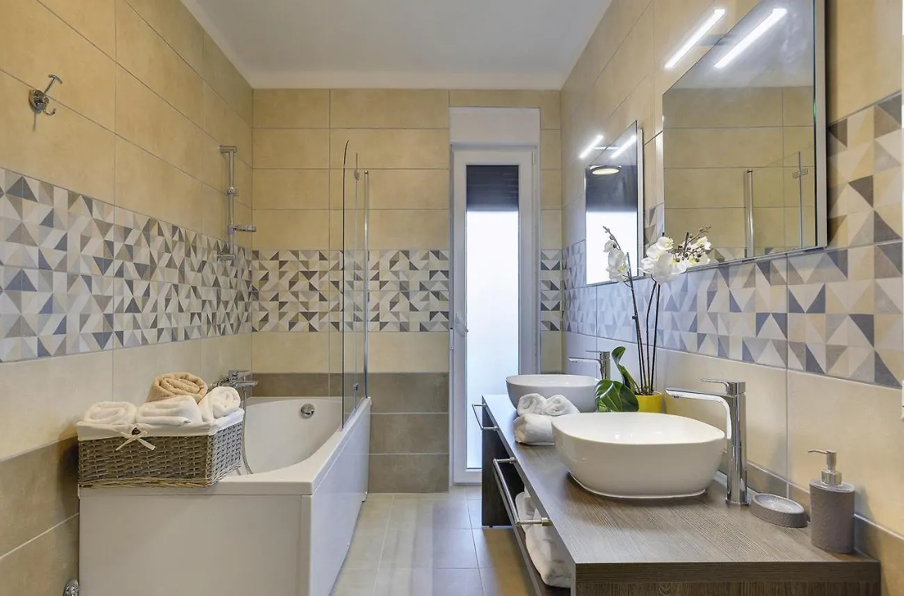 Villa Una In Pula With Heated Pool And Whirlpool 0*,