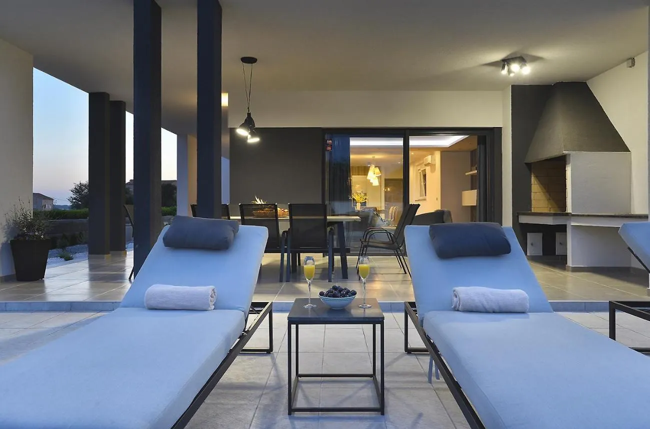 Villa Una In Pula With Heated Pool And Whirlpool 0*,  Croacia