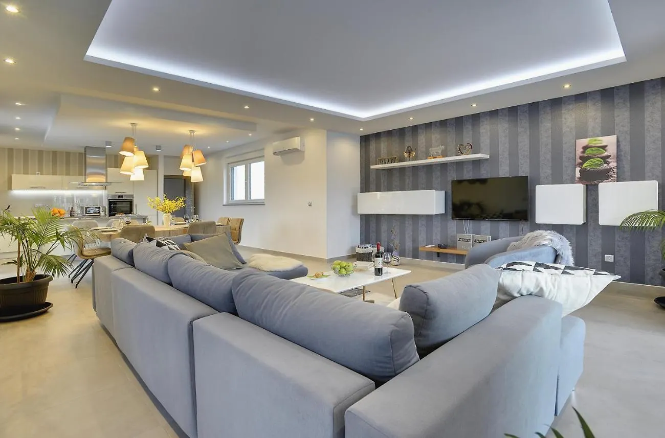 Villa Una In Pula With Heated Pool And Whirlpool Croacia