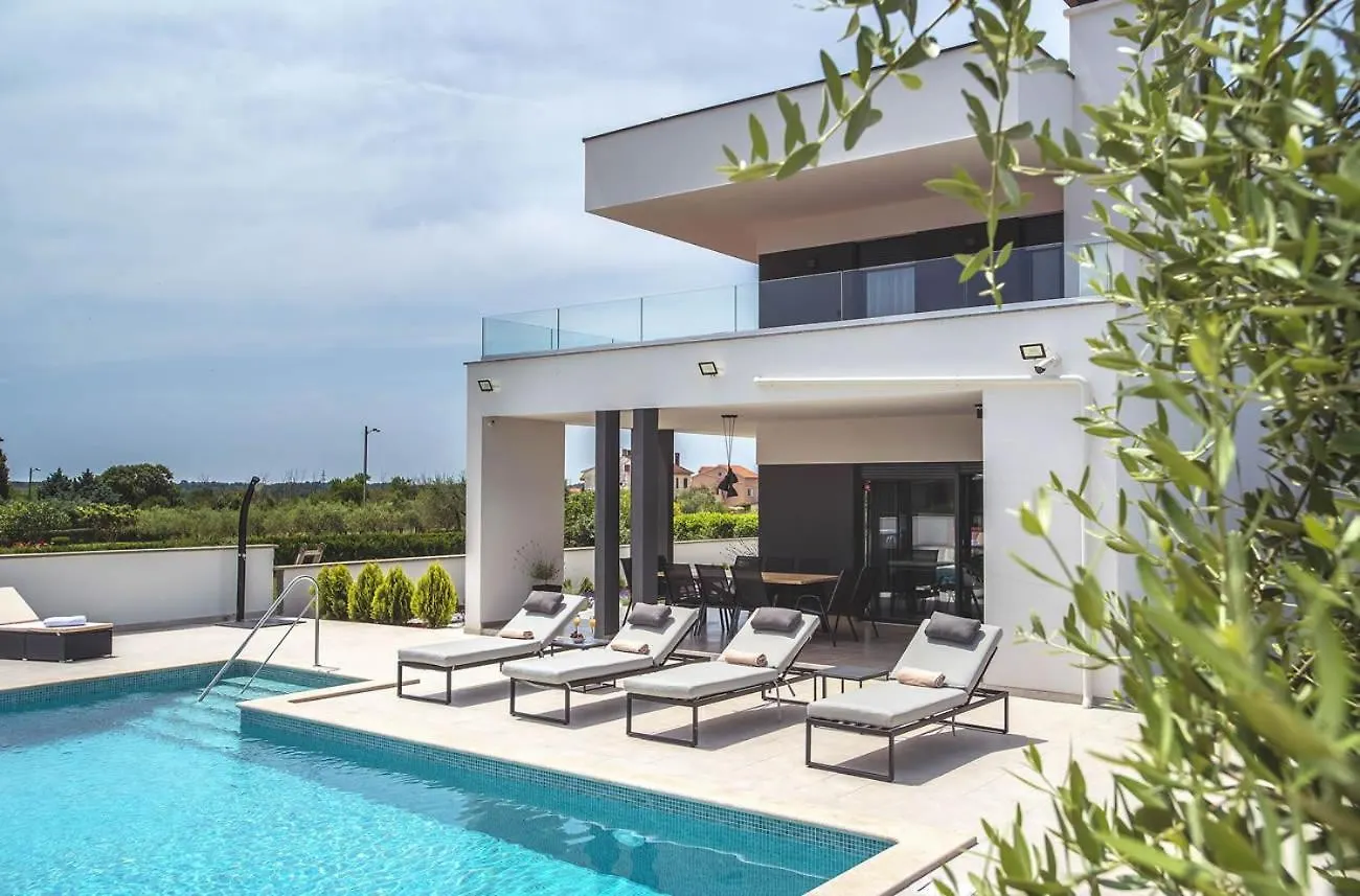 Villa Una In Pula With Heated Pool And Whirlpool